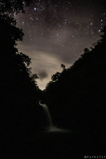 清納の滝の星空