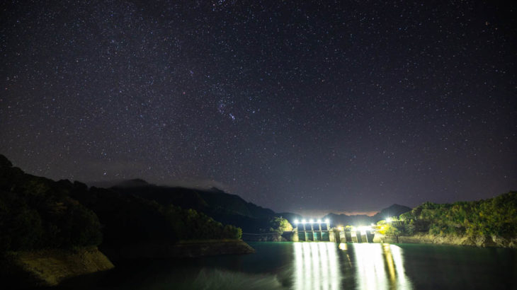 池原ダムから見える星空と天の川を紹介します(奈良県下北山村)【星景写真】