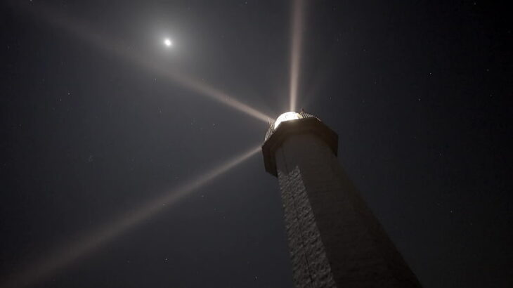 月と星、夜の紀伊日ノ御埼灯台