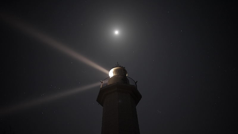 日の岬灯台　夜