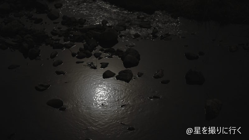 月と川